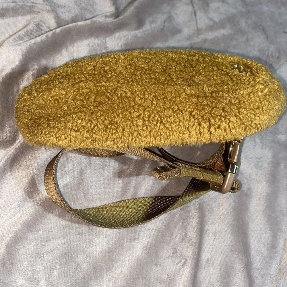Lululemon Everywhere Fleece Belt Bag